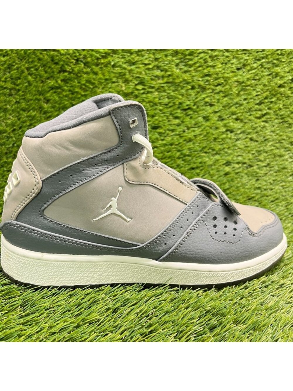 Nike Jordan 1 Flight Strap Boys Size 5.5Y Gray Athletic Leather Shoes Sneakers